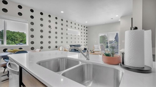 Modern 3 Bed/3.5 Bath Townhome Near Lost Island Water/Theme Park