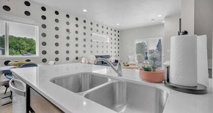 Modern 3 Bed/3.5 Bath Townhome Near Lost Island Water/Theme Park