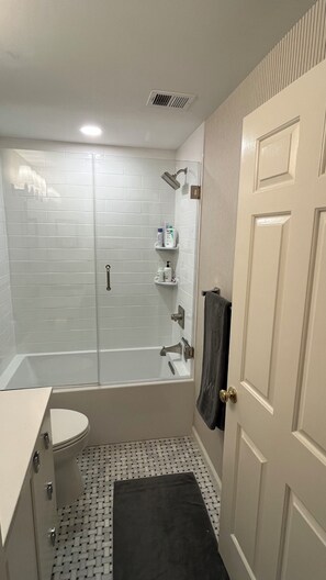 Secador de pelo, toallas, jabón y champú