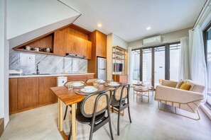 Villa – comfort, 2 soverom, ikke-røyk, privat basseng | Oppholdsområde | Flatskjerm-TV