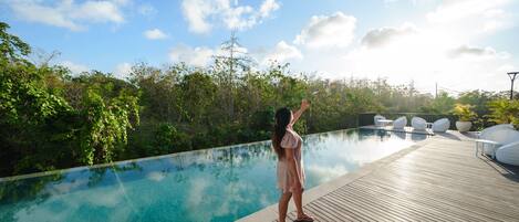 Una piscina al aire libre