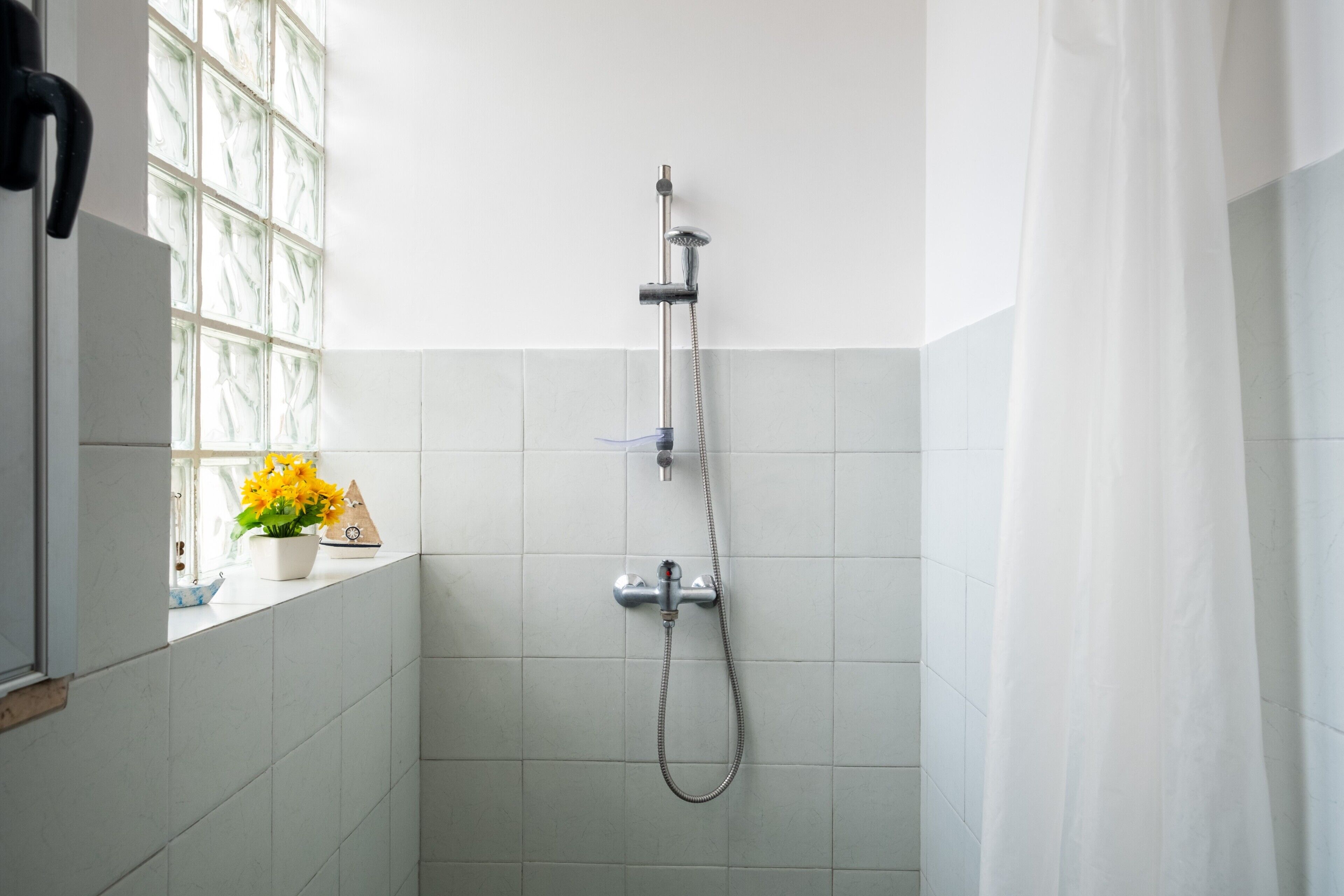 Douche, sèche-cheveux, serviettes fournies