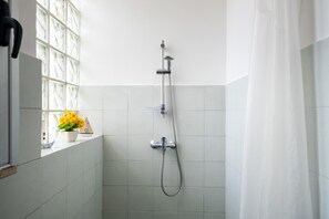Shower, hair dryer, towels - Holiday Home 'Villetta Blu Love San Foca' with Private Terrace, Wi-Fi and Air Conditioning (San Foca)