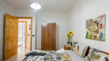 1 habitación, tabla de planchar con plancha, wifi gratis y ropa de cama