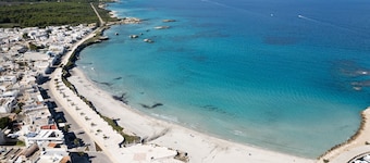 Casa de vacaciones 'Villetta Sea Love San Foca' con terraza compartida, Wi-Fi y aire acondicionado.