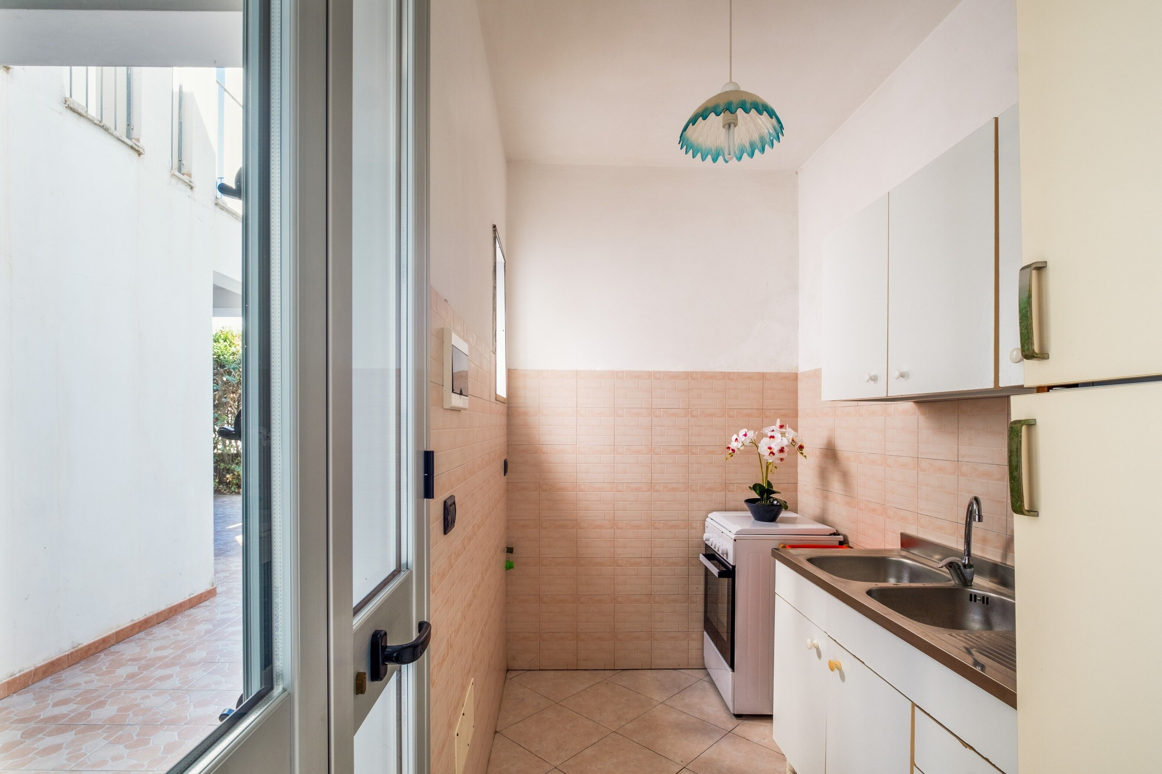 Frigorifero, forno, piano cottura, pentole/stoviglie/utensili