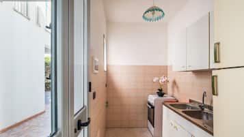 Frigorifero, forno, piano cottura, pentole/stoviglie/utensili