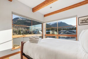 5 bedrooms, travel cot, free WiFi, bed sheets
