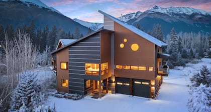 Modern Girdwood House w/ Hot Tub, Sauna, and Fire Place