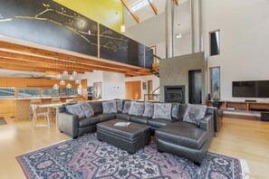 Smart TV, fireplace, books, stereo