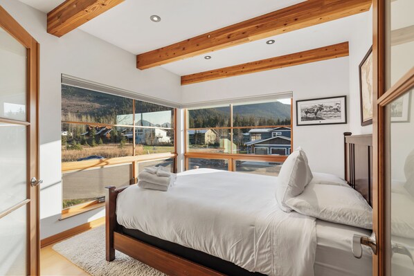 5 bedrooms, travel crib, WiFi, bed sheets