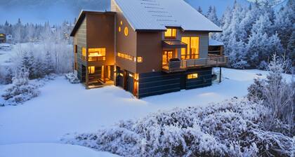 Alaska Slopes | Hot Tub, Gym & Guest House