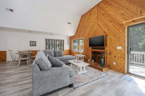 TV, books, stereo - 2507 - Salty Sandpiper, a spacious 5-bedroom home in Duck, NC, perfect for family getaways. (Duck)