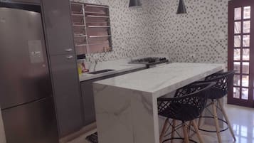 Geladeira, cooktop, torradeira, liquidificador