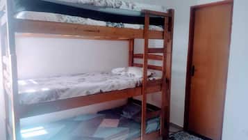 3 habitaciones, tabla de planchar con plancha, wifi y ropa de cama