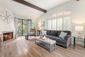 Smart TV, fireplace - SEAbbatical by the Wharf, 2 BD, 2 BA Duplex, Walk to Beach (Santa Barbara)