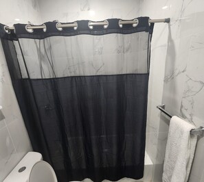 Hårføner, håndklær, såpe og toalettpapir