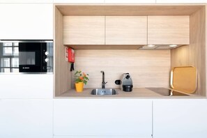 Frigorifero, microonde, lavastoviglie, macchina per tè/caffè