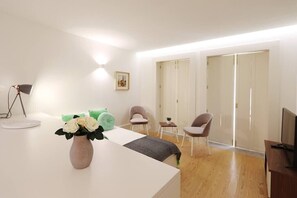 1 habitación, tabla de planchar con plancha, cuna de viaje y wifi 