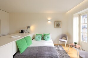 1 habitación, tabla de planchar con plancha, cuna de viaje y wifi 