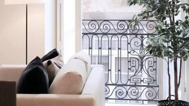 Una sala de estar moderna con un sofá, una mesa y una planta en maceta.