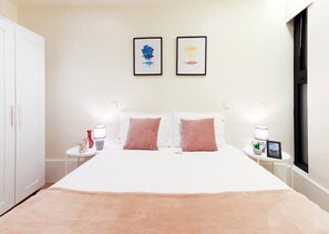 1 habitación, tabla de planchar con plancha, cuna de viaje y wifi 