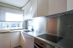Réfrigérateur, four à micro-ondes, un four, surface de cuisson