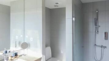Haartrockner, Handtücher, Seife, Toilettenpapier