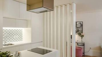 Kühlschrank, Mikrowelle, Herdplatte, Geschirrspüler