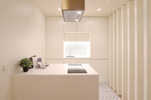 Kühlschrank, Mikrowelle, Herdplatte, Geschirrspüler