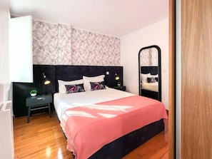 2 bedrooms, iron/ironing board, WiFi, bed sheets