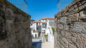 A stone staircase leading to a residential area with modern houses and a clear blue sky. - HM Oporto Studio Pool Oasis (Porto)
