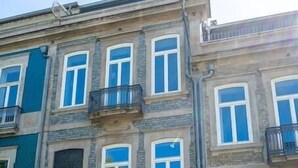 A row of multi-story buildings with uniform architectural style, featuring balconies and large windows. - HM Oporto Studio Pool Oasis (Porto)