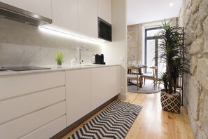 Fridge, microwave, stovetop, coffee/tea maker - HM - Pinheiro Downtown Living (Porto)