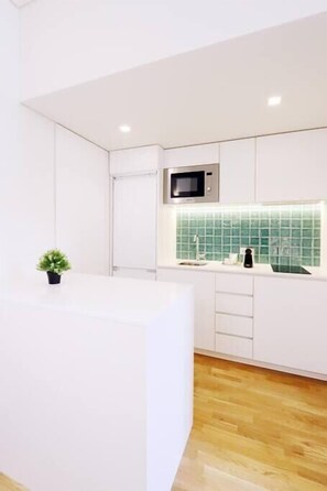 Kjøleskap, mikrobølgeovn, ovn og kokeplater