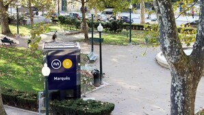 Señal de estacionamiento con las letras 'M' y 'D' y la palabra 'Marquês', indicando una zona de estacionamiento.