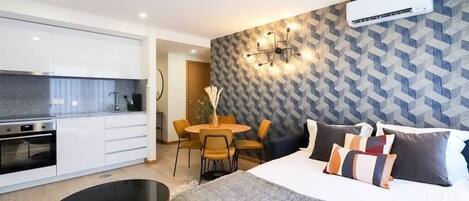 1 dormitori, planxa i posts de planxar, un bressol de viatge i wifi