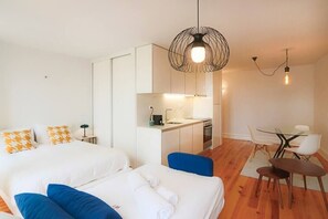 Tabla de planchar con plancha, wifi y ropa de cama 