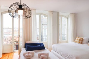 Tabla de planchar con plancha, wifi y ropa de cama 