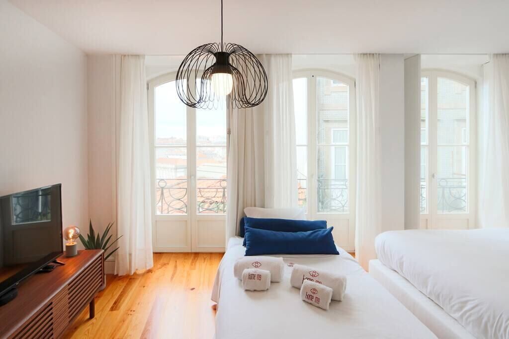 Tabla de planchar con plancha, wifi y ropa de cama 