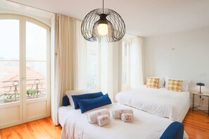 Tabla de planchar con plancha, wifi y ropa de cama 