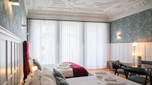 A hotel room with two beds, a desk, and a chair. - HM Loios charming loft (Porto)