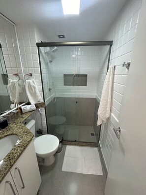 Pyyhkeet, saippua, vessapaperi