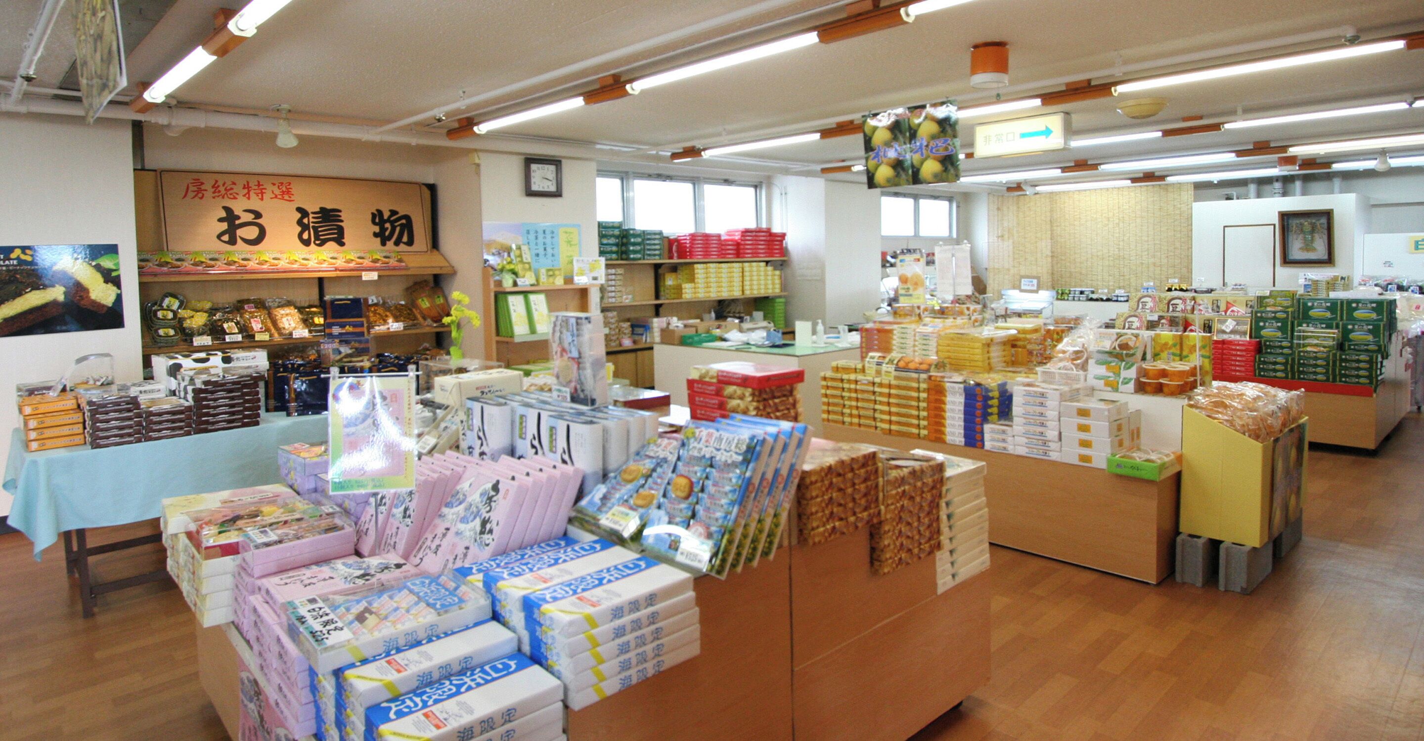 Une librairie où sont exposés divers livres et magazines.