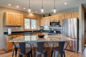 Jääkaappi, mikroaaltouuni, uuni, liesi