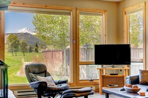 Smart-TV, Kamin, Bücher