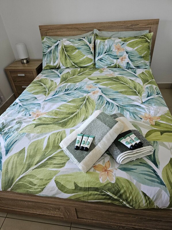 3 habitaciones, tabla de planchar con plancha, wifi y ropa de cama 