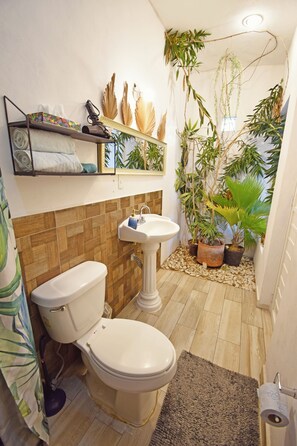 컴포트룸, 킹사이즈침대 1개 및 소파베드, 마당 전망 | 욕실