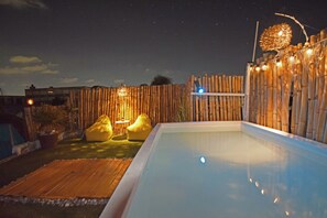 Chambre Confort, 1 trÚs grand lit et 1 canapé-lit, vue sur la cour intérieure | Terrasse/patio