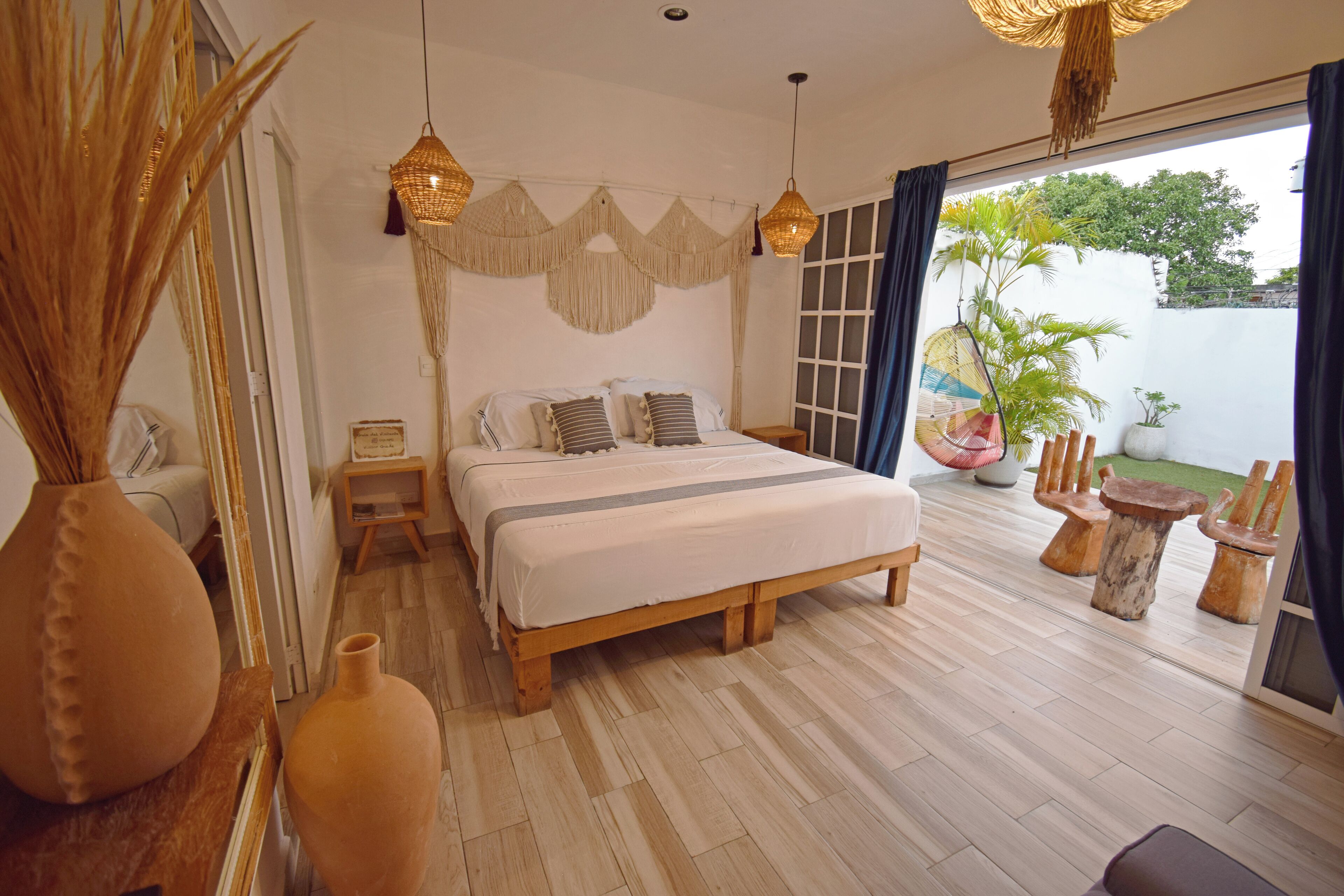 Phòng tiện nghi đơn giản, 1 giường cỡ king và sofa giường, quang cảnh sân vườn | Truy cập Internet không dây miễn phí 